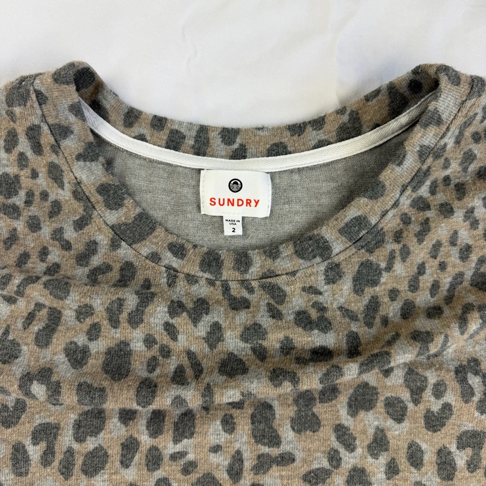 SUNDRY Grey Leopard Print Women's Pullover Top Size 2 Medium (Like New) - Picture 4 of 12